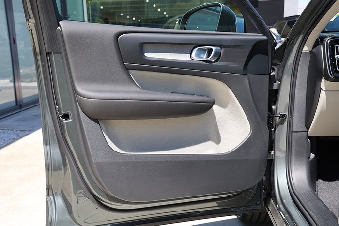 2025 Volvo XC40 Plus B4