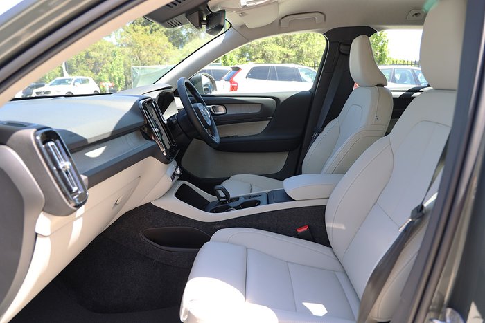 2025 Volvo XC40 Plus B4