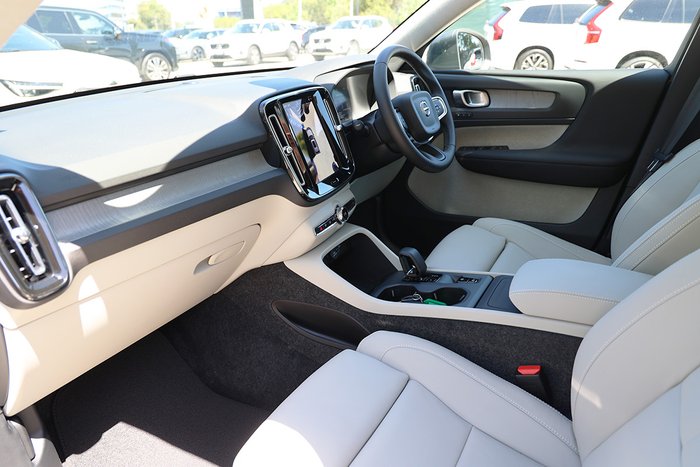 2025 Volvo XC40 Plus B4