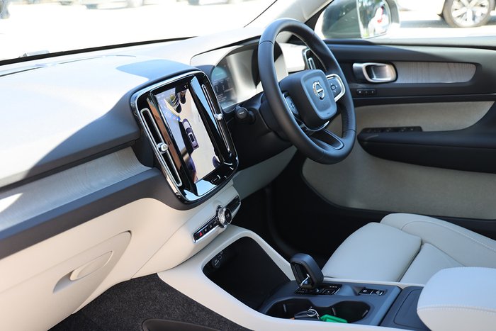 2025 Volvo XC40 Plus B4