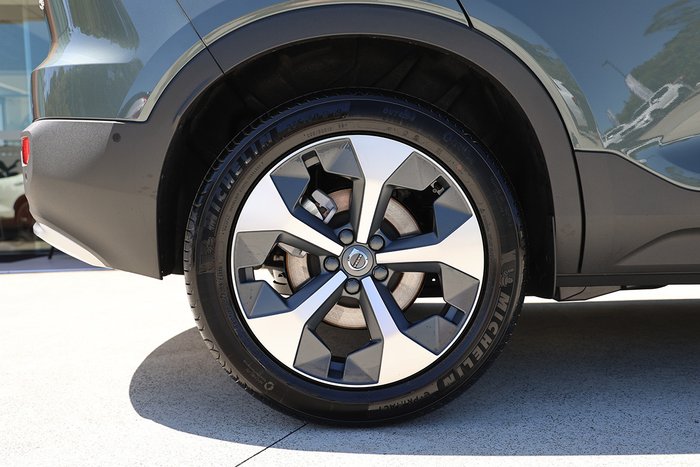 2025 Volvo XC40 Plus B4