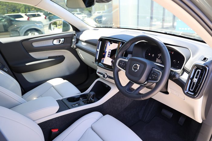 2025 Volvo XC40 Plus B4