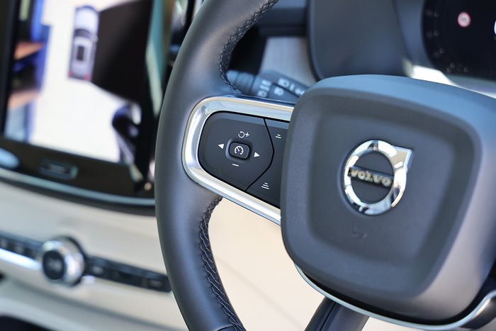 2025 Volvo XC40 Plus B4