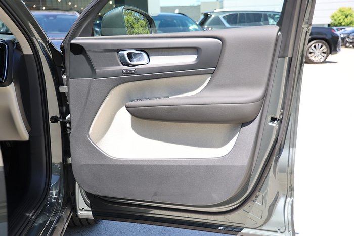 2025 Volvo XC40 Plus B4