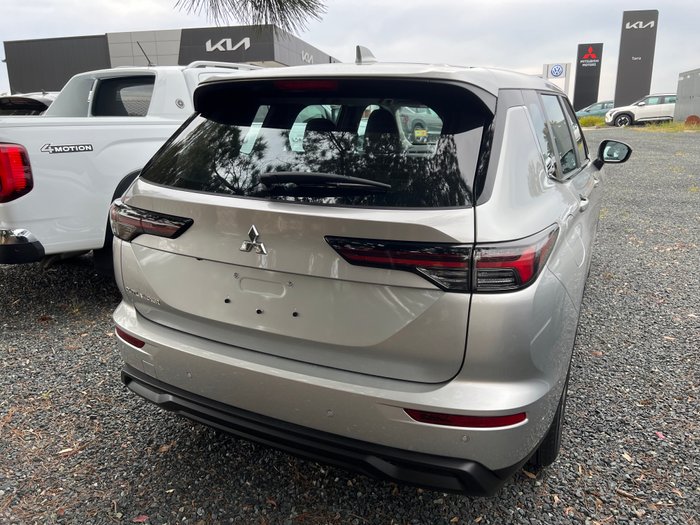 2025 MITSUBISHI Outlander ES