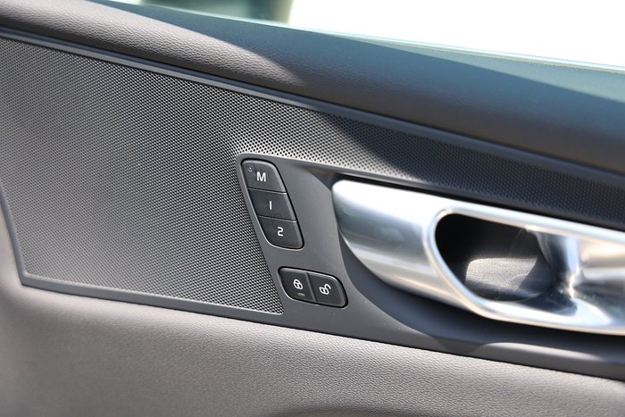 2025 Volvo XC60 Plus B5 Bright