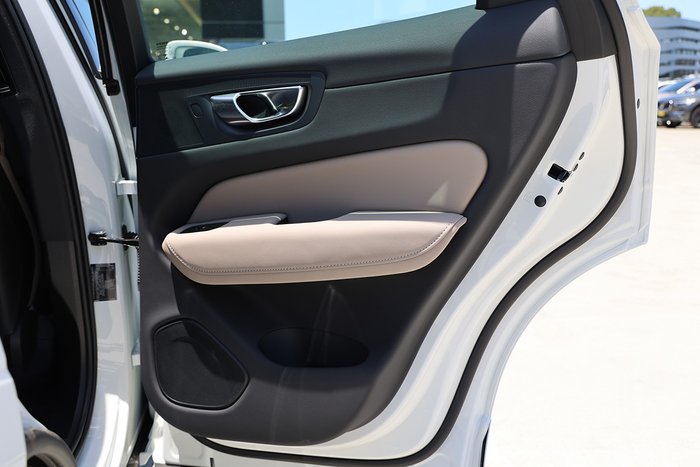 2025 Volvo XC60 Plus B5 Bright