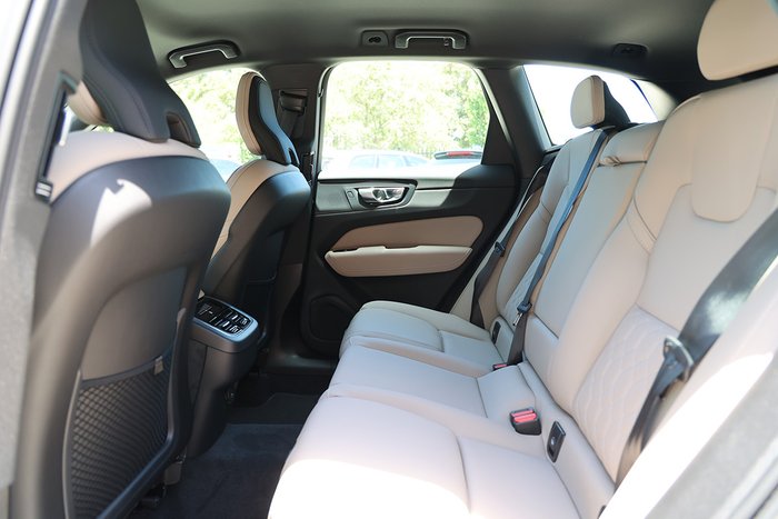 2025 Volvo XC60 Plus B5 Bright