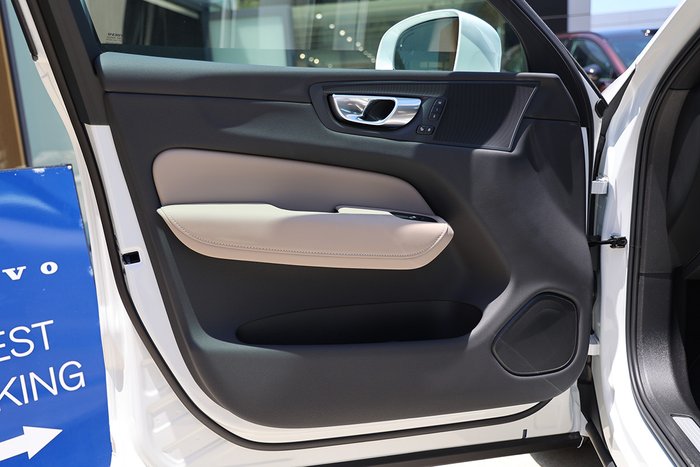 2025 Volvo XC60 Plus B5 Bright