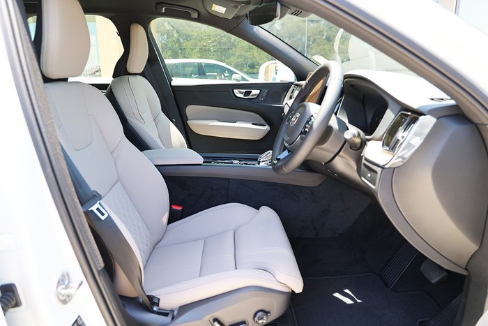 2025 Volvo XC60 Plus B5 Bright