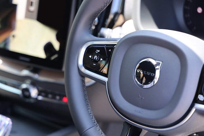 2025 Volvo XC60 Plus B5 Bright