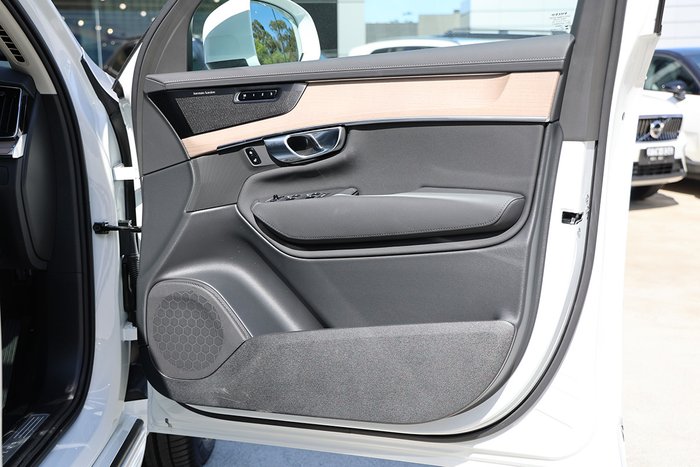 2025 Volvo XC90 Plus B5 Bright