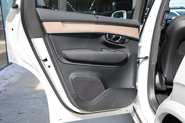 2025 Volvo XC90 Plus B5 Bright