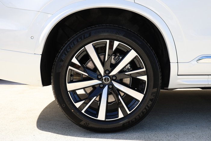 2025 Volvo XC90 Plus B5 Bright