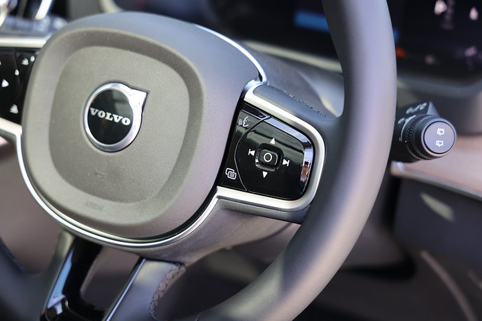 2025 Volvo XC90 Plus B5 Bright