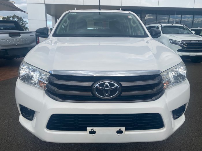 2017 TOYOTA HILUX SR (4x4)