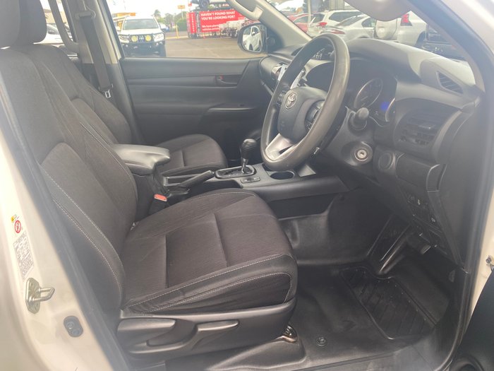 2017 TOYOTA HILUX SR (4x4)