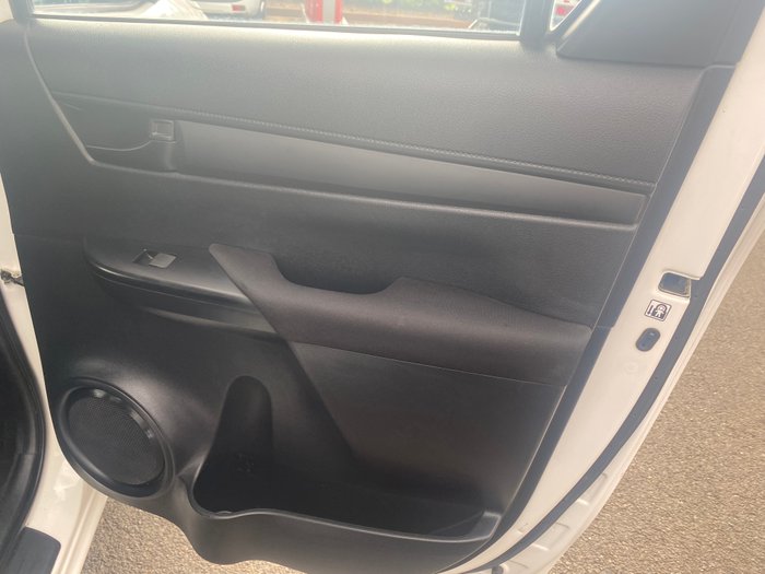 2017 TOYOTA HILUX SR (4x4)