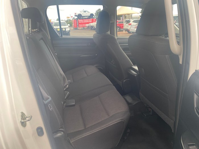 2017 TOYOTA HILUX SR (4x4)