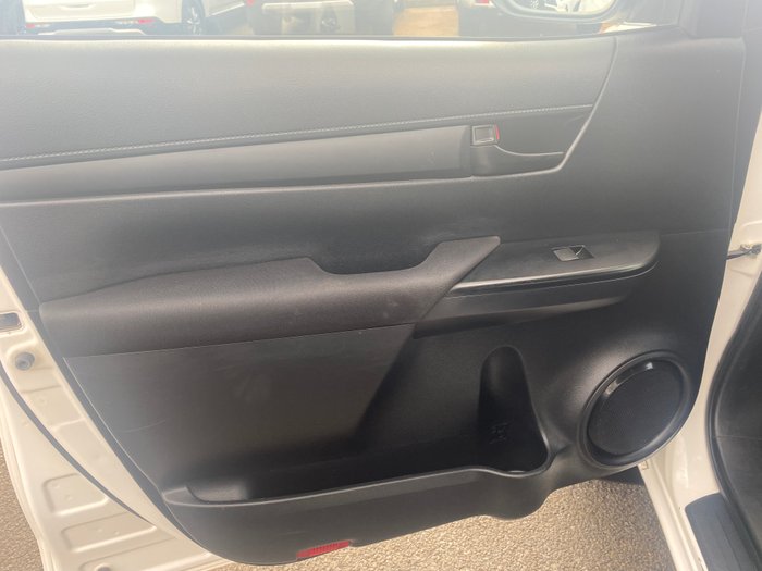 2017 TOYOTA HILUX SR (4x4)