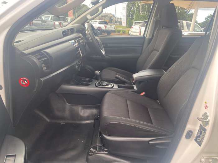 2017 TOYOTA HILUX SR (4x4)