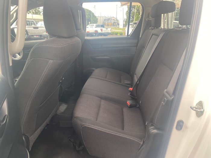 2017 TOYOTA HILUX SR (4x4)