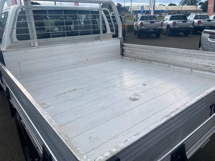 2017 TOYOTA HILUX SR (4x4)