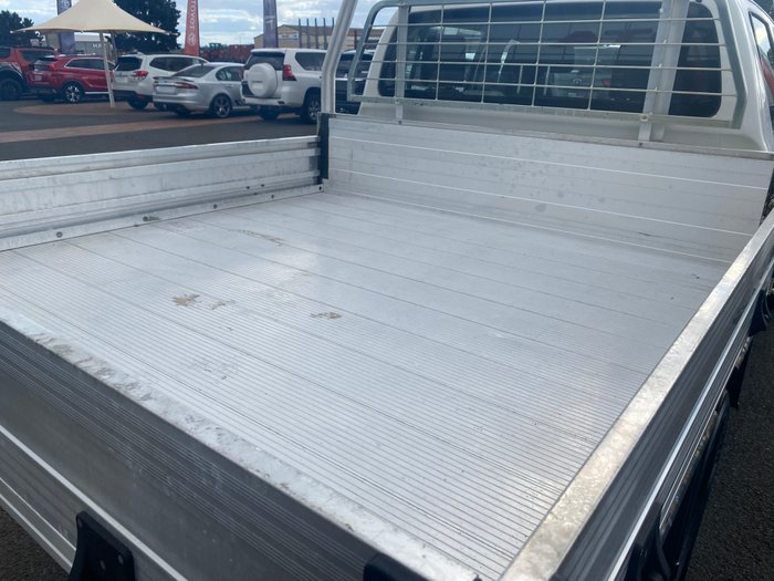 2017 TOYOTA HILUX SR (4x4)