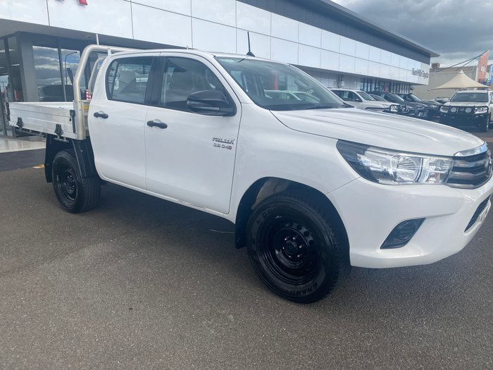 2017 TOYOTA HILUX SR (4x4)