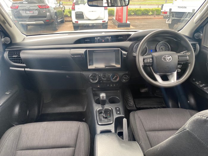 2017 TOYOTA HILUX SR (4x4)