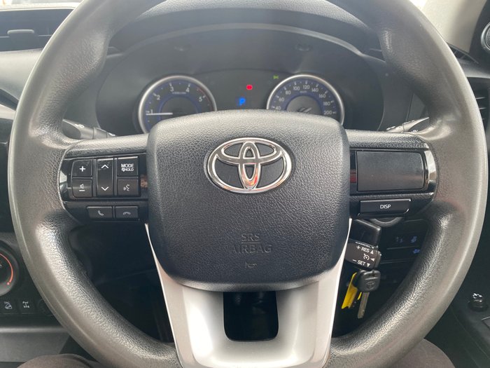 2017 TOYOTA HILUX SR (4x4)