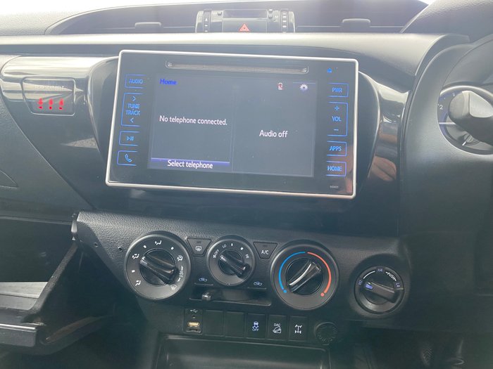 2017 TOYOTA HILUX SR (4x4)