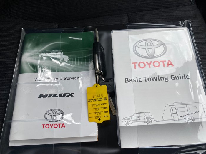 2017 TOYOTA HILUX SR (4x4)