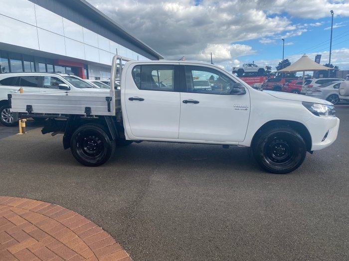 2017 TOYOTA HILUX SR (4x4)