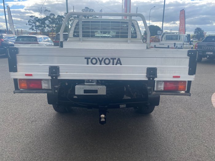 2017 TOYOTA HILUX SR (4x4)