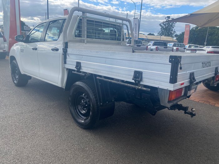 2017 TOYOTA HILUX SR (4x4)