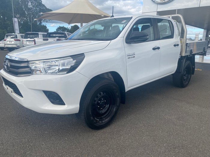 2017 TOYOTA HILUX SR (4x4)
