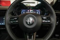 2025 Alfa Romeo Junior Ibrida