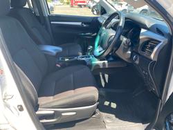 2017 TOYOTA HILUX SR5 (4x4)
