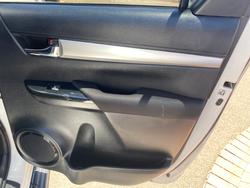 2017 TOYOTA HILUX SR5 (4x4)