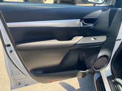 2017 TOYOTA HILUX SR5 (4x4)
