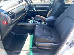 2017 TOYOTA HILUX SR5 (4x4)