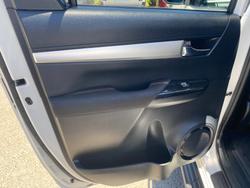 2017 TOYOTA HILUX SR5 (4x4)
