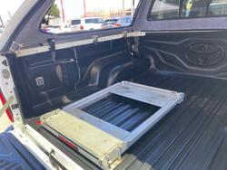 2017 TOYOTA HILUX SR5 (4x4)