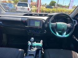 2017 TOYOTA HILUX SR5 (4x4)