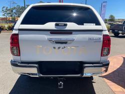 2017 TOYOTA HILUX SR5 (4x4)