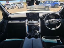 2024 Toyota LANDCRUISER GXL White