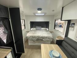 2024 Retreat Daydream 194B Bunks