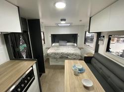 2024 Retreat Daydream 194B Bunks