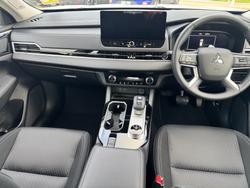 2026 MITSUBISHI Outlander ES